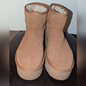 UGG Women's Classic Mini Platform Boot size 8